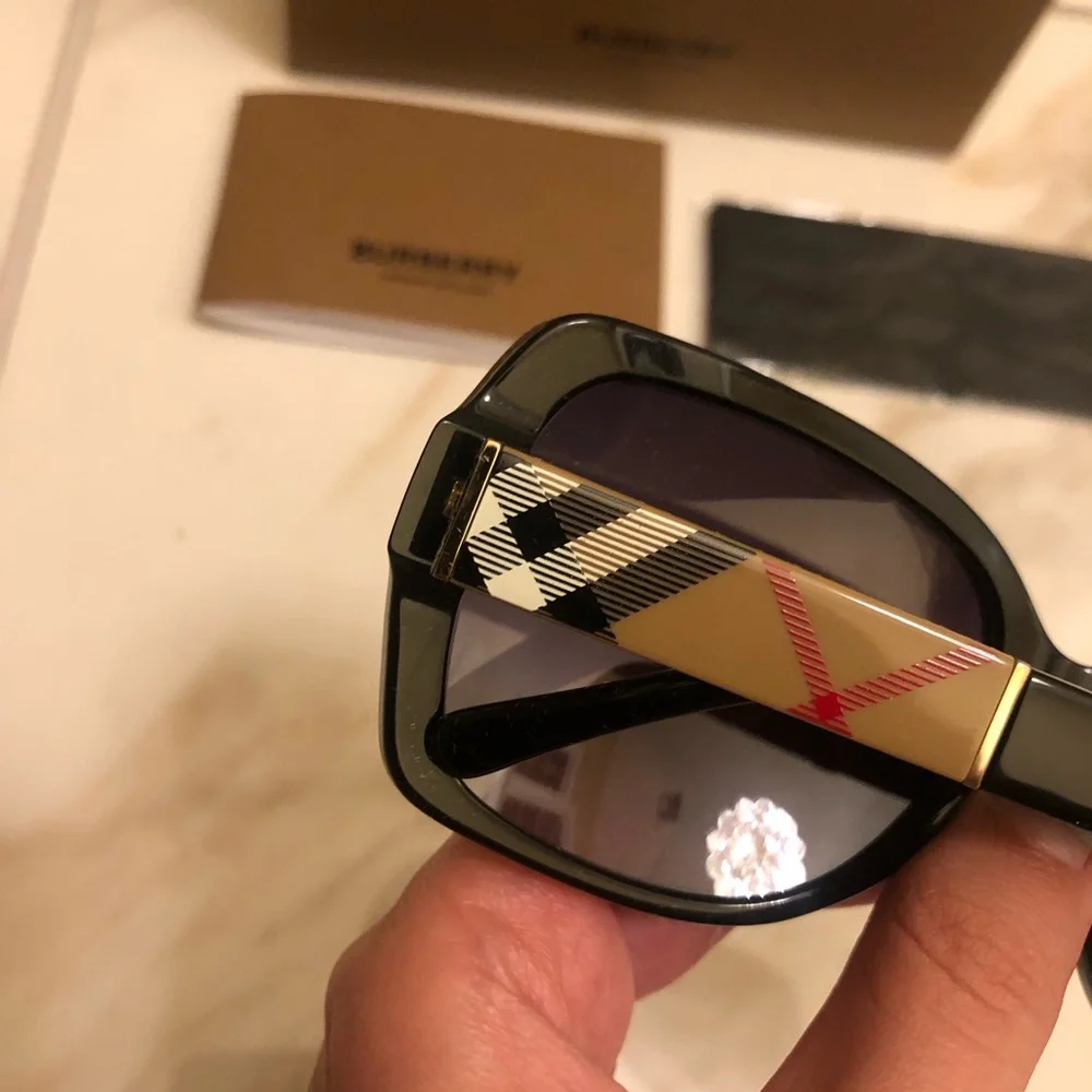 🔥NEW BURBERRY SUNGLASSES 🔥 - Picture 6 of 12